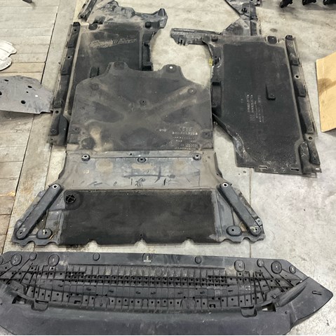 Захист днища, лівий 8W6825207D VAG