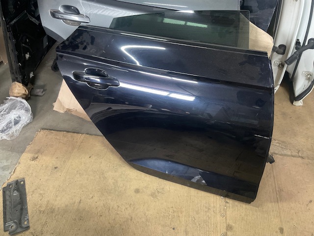 Двері пасажирські задні праві 8W8833052F VAG