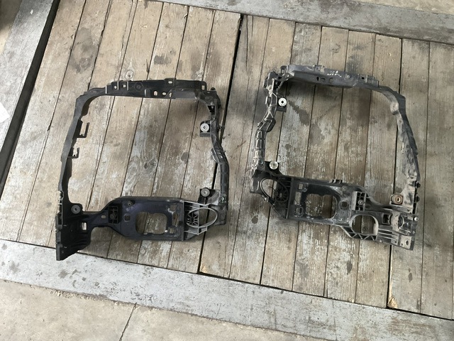 Кронштейн радіатора интеркуллера, правий 95B805594 PORSCHE