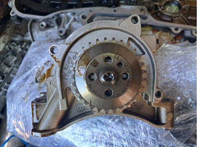 Насос маслозакачуючий 03C115105Q VAG