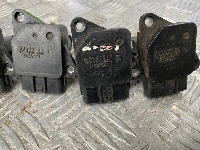 Датчик масової витрати повітря MR547077 MITSUBISHI