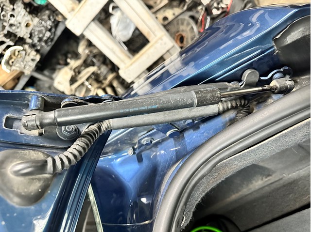 Амортизатор для багажника газовий 4F5827552 VAG