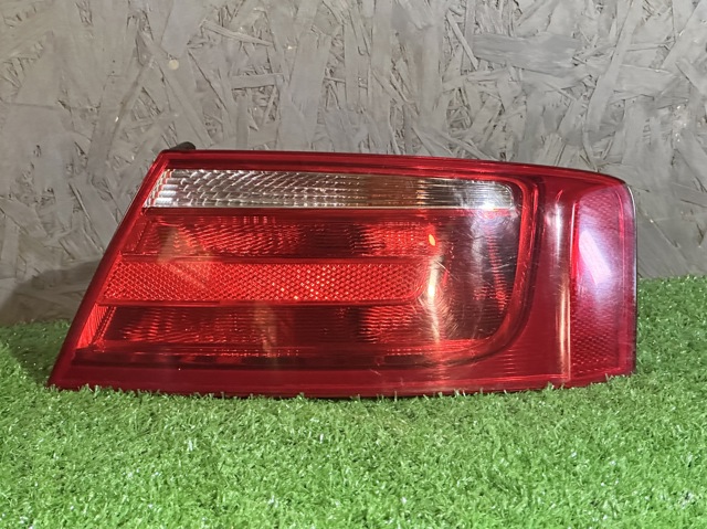 Задній правий зовнішній ліхтар 8T0945096 VAG