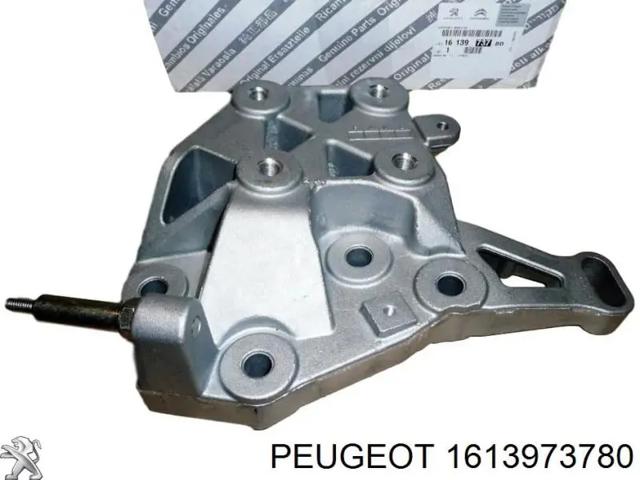 Кронштейн подушки (опори) двигуна, правої 1613973780 PEUGEOT