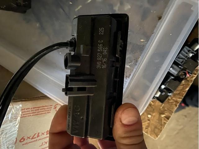 Кнопка приводу замка третіх/ п'ятих дверей 3V0827566C VAG