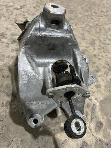 Кронштейн подушки (опори) двигуна, правої 4M0199308BL VAG