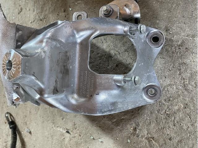 Кронштейн подушки (опори) двигуна, правої 4M0199308CE VAG