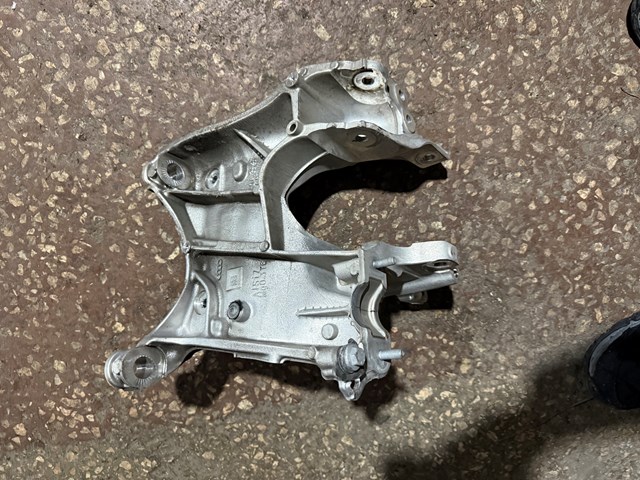 Кронштейн подушки (опори) двигуна, лівої 80A399295S VAG