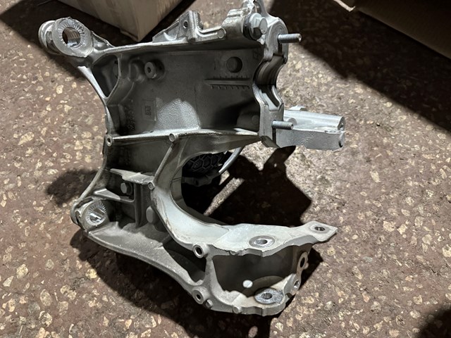 Кронштейн подушки (опори) двигуна, правої 80A399296S VAG