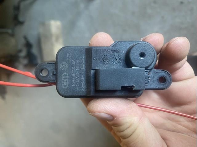 Мотор-привід відкриття лючка бака 8V0862153A VAG