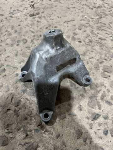 Кронштейн подушки (опори) двигуна, лівої 8W0199307Q VAG