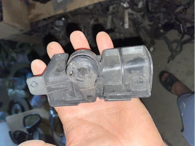 Кронштейн ручки відкривання капота 8W1823633C VAG