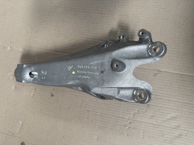 Кронштейн подушки (опори) двигуна, задньої 9J1199208C PORSCHE