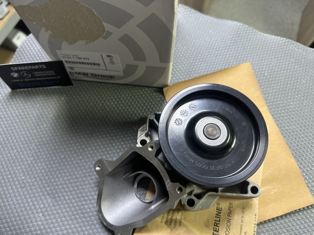 Насос системи охолодження 11517790472 BMW
