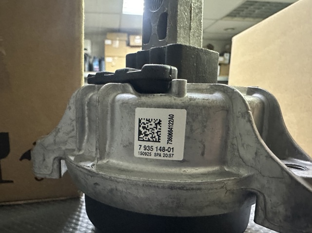 Права подушка двигуна 22117935148 BMW