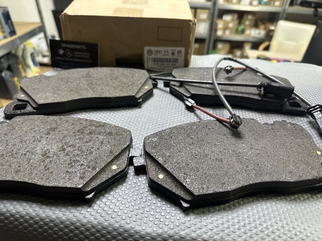 Колодки передні 4M0698151BM VAG