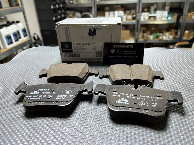 Колодки гальмові задні, дискові A0004208703 MERCEDES
