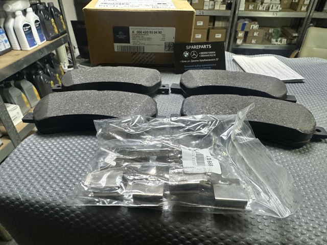 Колодки гальмівні дискові комплект A0004209304 MERCEDES