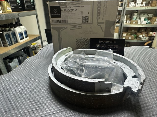 Колодки ручника / стоянкового гальма A0044208620 MERCEDES