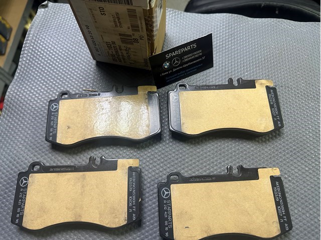 Передні гальмівні колодки A0074204920 MERCEDES