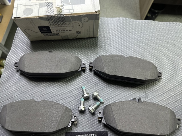 Колодки гальмівні передні, дискові A0084203820 MERCEDES
