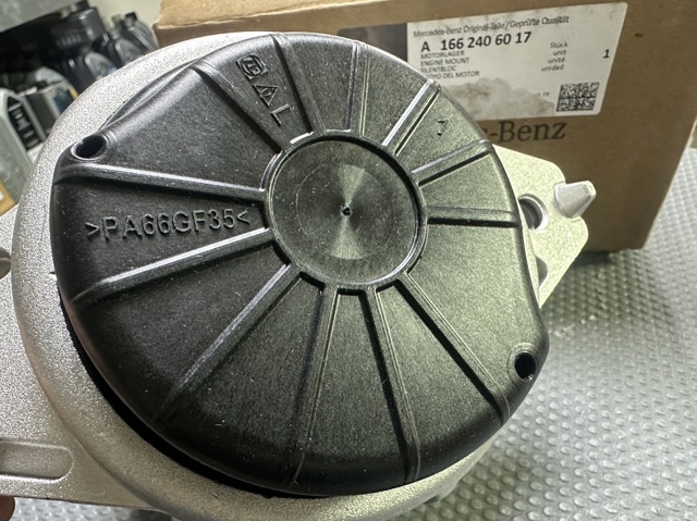Ліва подушка двигуна A1662406017 MERCEDES