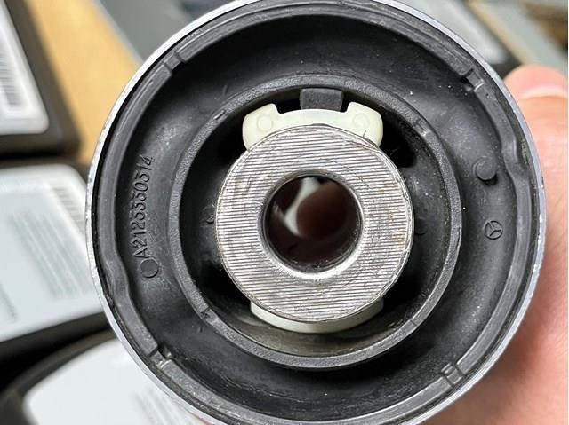 Сайлентблок переднього верхнього важеля A2123330314 MERCEDES