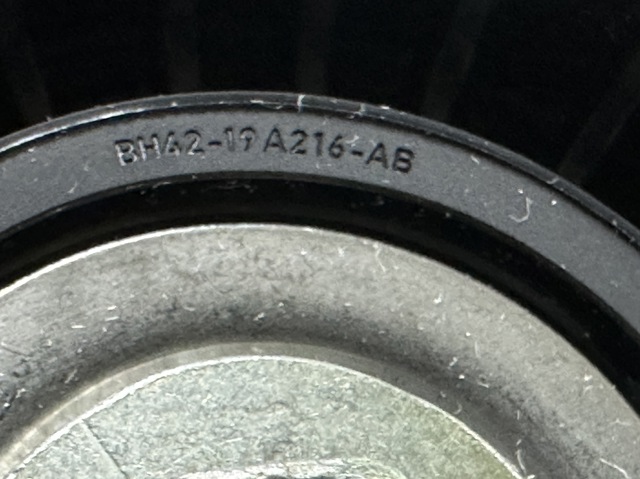 Ролик приводного ременя, паразитний LR022953 LAND ROVER