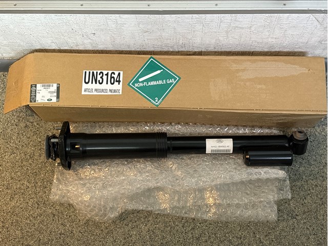 Стійка задня права LR023573 LAND ROVER