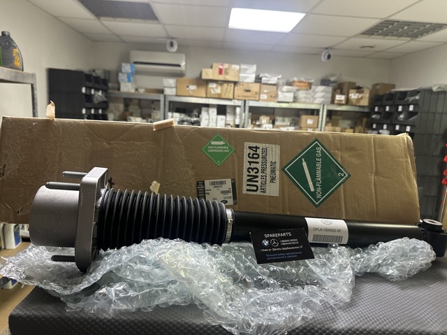 Стійка амортизатора задня LR045270 LAND ROVER