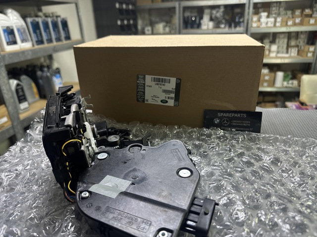 Замок задньої дверї, правої LR078742 LAND ROVER