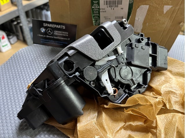 Замок задньої дверї, правої LR091360 LAND ROVER