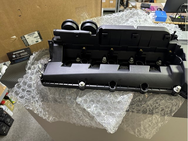 Кришка клапанна, права LR113201 LAND ROVER