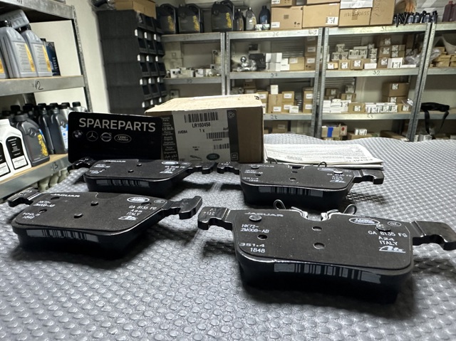 Задні гальмівні колодки LR160458 LAND ROVER