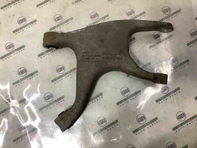 Важіль задньої підвіски нижній, правий 8R0505312F VAG