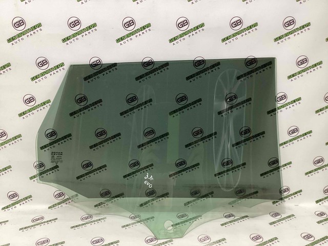 Скло задніх дверей, лівих LR044530 LAND ROVER