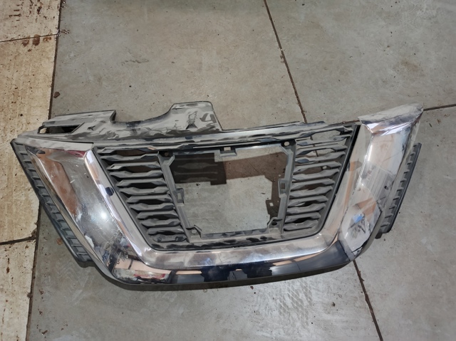 Решітка радіатора 623106FR0C NISSAN