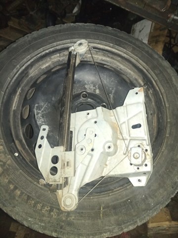 Склопідйомник задніх правих дверей 8D0839400A VAG