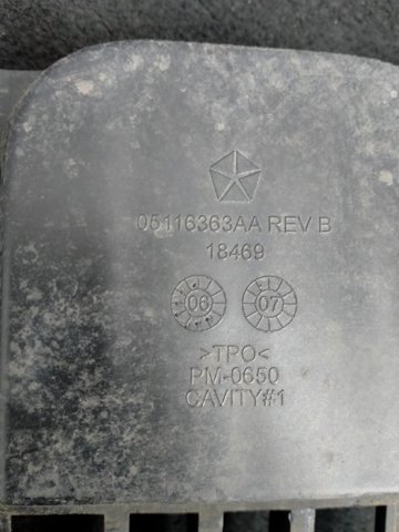 Решітка радіатора 05116363AA CHRYSLER