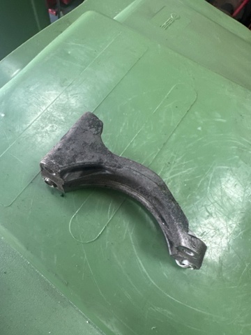 Кронштейн компресора кондиціонера 070260885A VAG