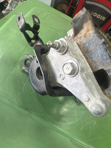Права подушка двигуна 1230536040 TOYOTA
