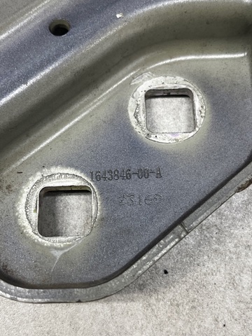Шарнір капота правий 164384600A TESLA