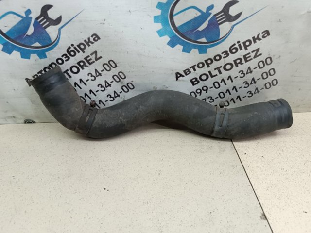 Шланг/патрубок радіатора охолодження, нижній 1657238100 TOYOTA