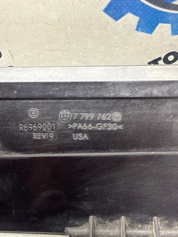 Кронштейн радіатора правий 17118572189 BMW