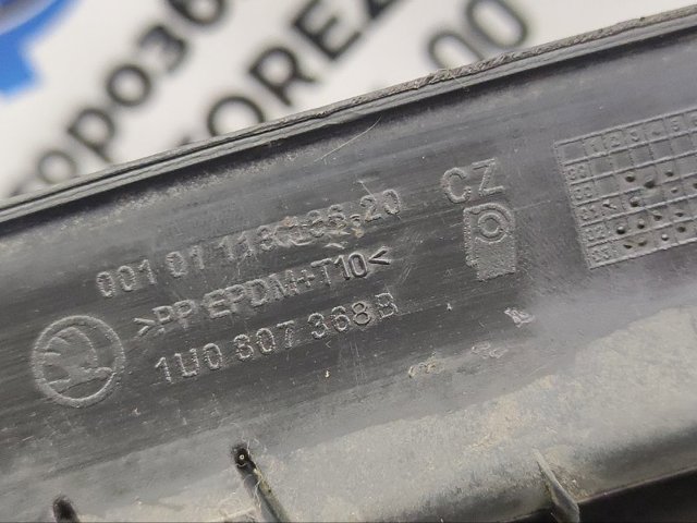 Решітка переднього бампера, права 1U0807368B VAG