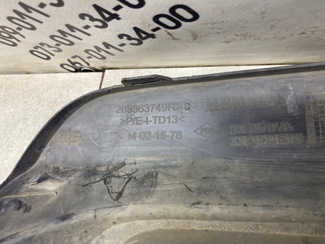 Заглушка, решітка протитуманних фар бампера переднього, ліва 263363749R RENAULT