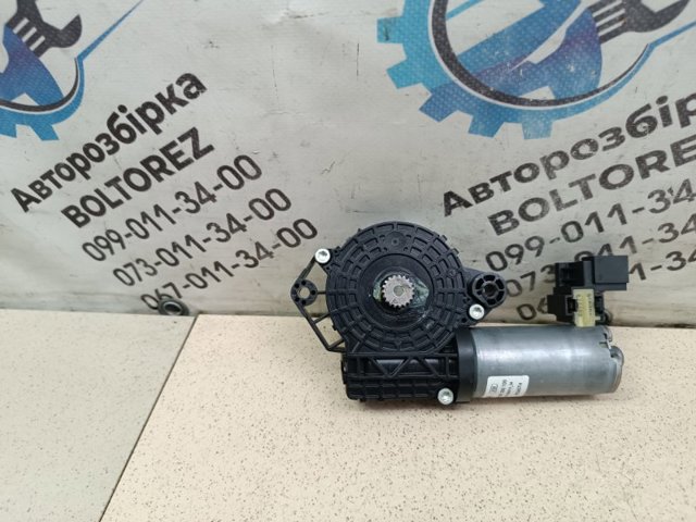 Двигун приводу люка 390200100 MERCEDES