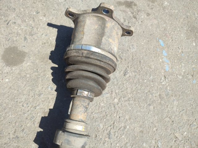 Привід правий 391008H710 NISSAN