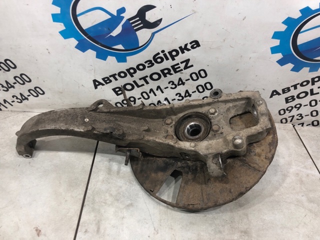 Цапфа поворотна ліва 400151CA0A NISSAN