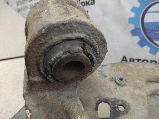 Цапфа права 4611065J00 SUZUKI